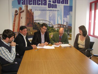 

Firma del convenio entre el Presidentede la Comunidad de Propietarios de la Urbanización Valjunco y el Ayuntamiento de Valencia de Don Juan

