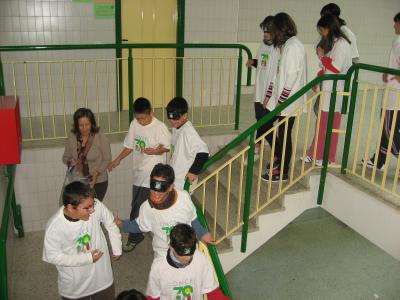 

Chicos del instituto durante el recorrido con antifaces

