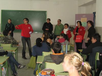 

Voluntarios de la Cruz Roja en el instituto Fernando I

