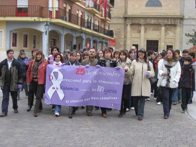 

Representantes del Ayuntamiento y de distintas organizaciones con la pancarta denuncia de la violencia

