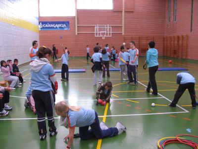 

Chicos haciendo distintos ejercicios en el pabellón

