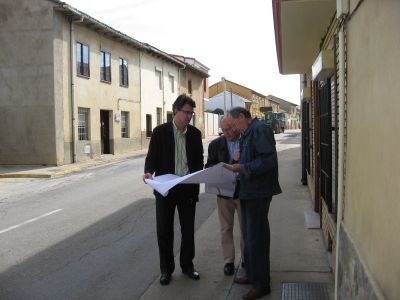 

Juan Martínez Majo revisando los planos con Mariano Fernández y un vecino de la calle

