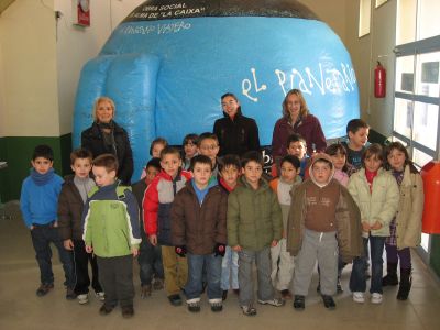 

Grupo de chicos en la visita al Planetario Viajero

