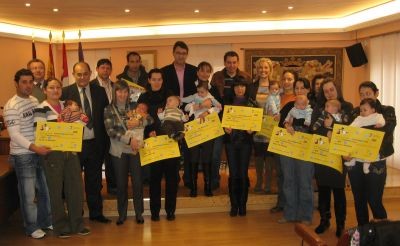 

Momento de entrega de los cheques en el salón de plenos.

