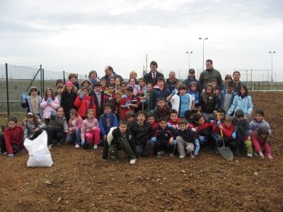 

Grupo de escolares en la plantación de árboles

