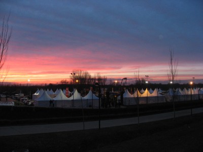 

Vista del recinto de la feria al atardecer

