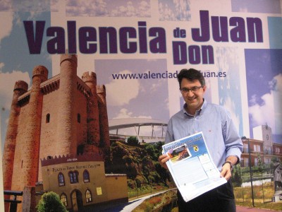 

J.M. Majo con el cartel de las actividades de Julio 2010.

