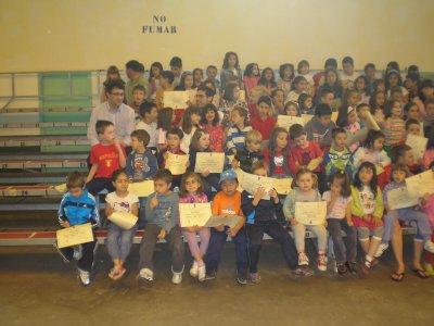 

Entrega de los diplomas a los participantes en el curso de natación

