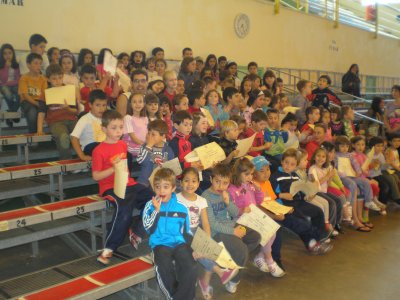 

Entrega de los diplomas a los participantes en el curso de natación

