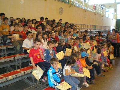 

Entrega de los diplomas a los participantes en el curso de natación

