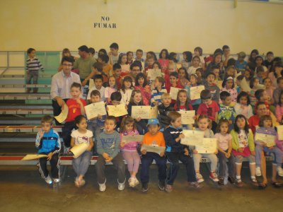 

Entrega de los diplomas a los participantes en el curso de natación

