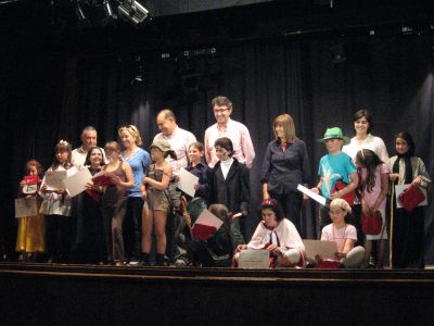 

Entrega de diplomas en el escenario de la Casa de Cultura

