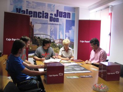 

Momento de la firma del convenio en la sala de juntas del Ayuntamiento

