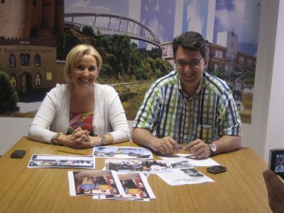 

Juan Martínez Majo y Mª Jess Marinelli de la Fuente, presentando a D. Francisco Álvarez Cascos como el Paisano de Honor 2010

