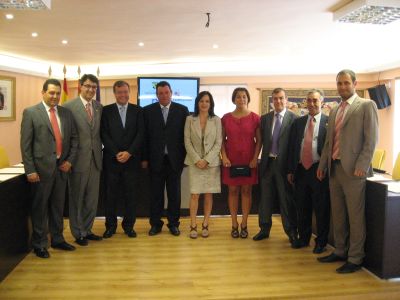 

Los Consejeros y el Alcalde con miembros del Consejo Regulador D.O. Tierra de León

