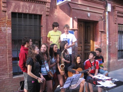 

Grupo de alumnos tocando en la Calle Mayor

