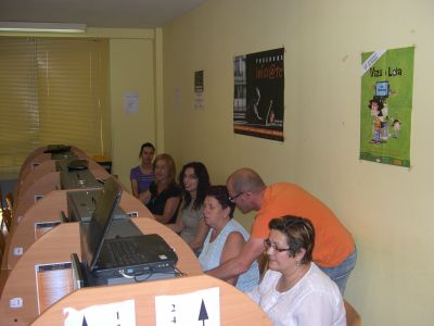 

Las alumnas atendiendo a las explicaciones durante el curso

