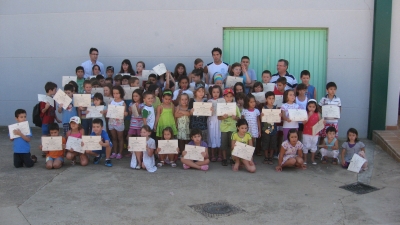 

Grupo del curso de natación con sus diplomas

