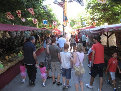 

Visitantes en los distintos puestos del Mercado Medieval

