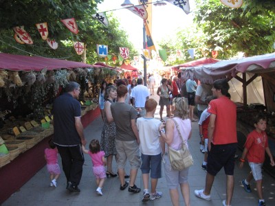 

Visitantes en los distintos puestos del Mercado Medieval

