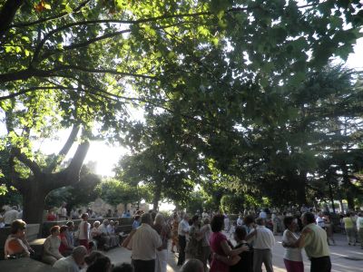 

Nuestros Mayores Bailan en el Jardín de los Patos

