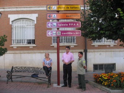 

J.M. Majo, J. Jimenez y M.J. Marinelli en la señal situada frente a los P.P. Agustinos

