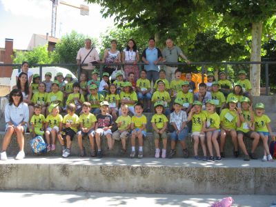 

Los niños de Crecemos en Verano con las monitoras y las autoridades

