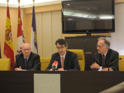 

El Presidente de AEMTA, Gerardo Redondo García (izquierda), el Alcalde coyantino, Juan Martínez Majo y el Gerente de AEMTA, Santiago Molina (derecha) 

