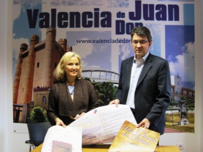 

J.M. Majo y M.J. Marinelli presentando el cartel de estas navidades

