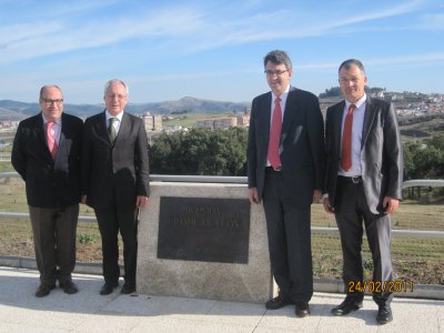 

De izquierda a derecha: Genaro Martínez, Alcalde de Cimanes del Tejar. Antonuio Jorge Nunes, Preidente (Alcalde) de Braganza. Juan Martínez Majo, Alcalde de Valencia de Don Juan. Miguel Anta, Técnico Cultural de la ULE

