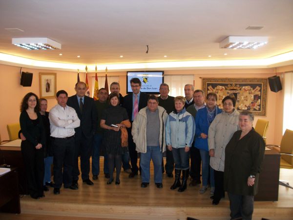 

Foto realizada en el Salón de Plenos con los representantes del convenio

