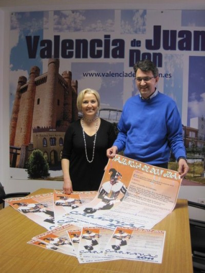 

Juan Martínez Majo y Mª Jesús Marinelli de la Fuente con el cartel del Carnaval 2011

