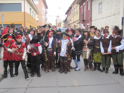 

Grupo de niños preparados para el desfile


