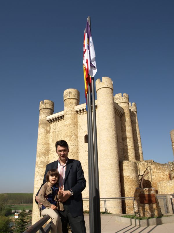 

Juan Martínez Majo y Sara Muñoz Millán complacida junto a las enseñas del castillo coyantino

