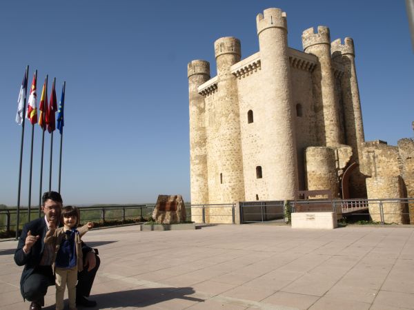 

Juan Martínez Majo y Sara Muñoz Millán complacida junto a las enseñas del castillo coyantino

