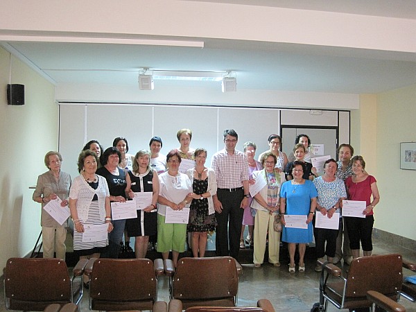 

Juan Martínez Majo, Mercedes García Fernández, Mª Donata Álvarez y Catalina Camino Martínez junto a las participantes en el curso de formación Atención y cuidado de personas con demencia.

