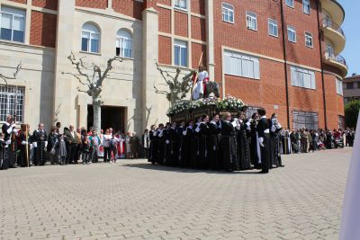 

A la salida de la iglesia

