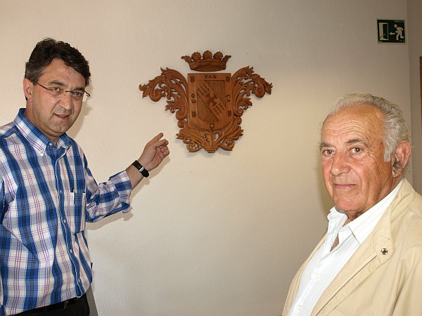 

Felipe Fernández y Juan Martínez ante el escudo

