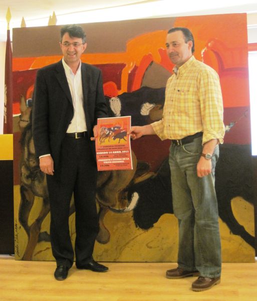 

Juan Martínez Majo, y Manuel Lumbreras Pérez con el cartel de las Jornadas Taurinas

