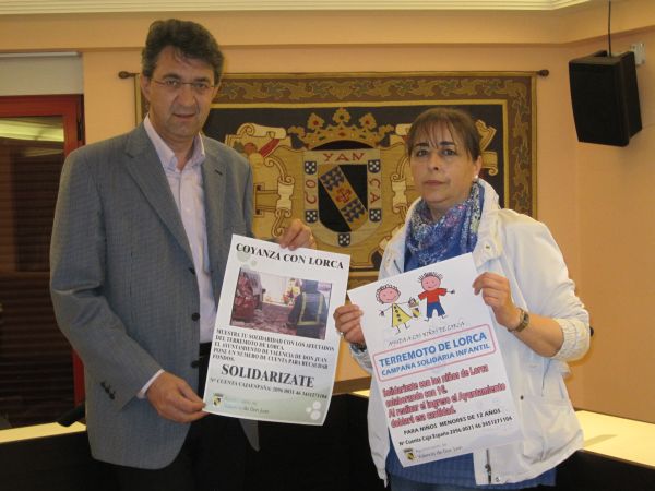 

Juan Martínez Majo y Josefina Martínez con los carteles de la campañsolidaria

