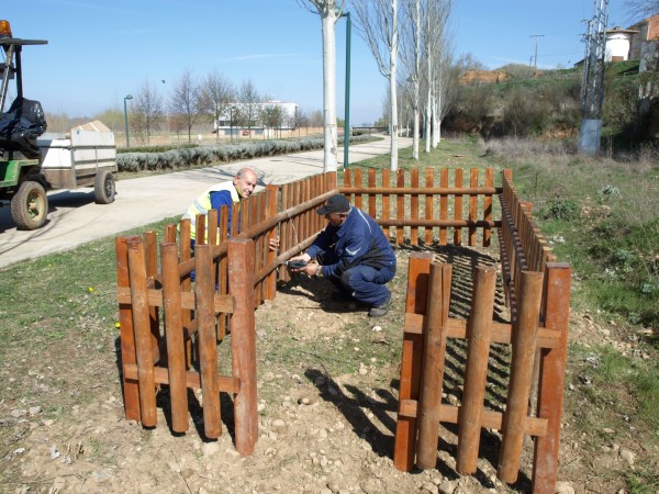 

Operarios del Ayuntamiento colocando los pipicanes

