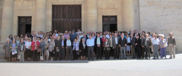 

La asociación de Pensionistas en frente de la Iglesia de San Pedro

