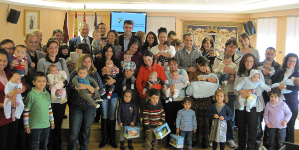 

Acto de Entrega de los Cheques de la Natalidad a las familias.

