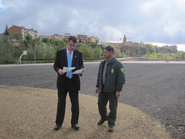 

Alcalde y Teniente Alcalde supervisando las obras.

