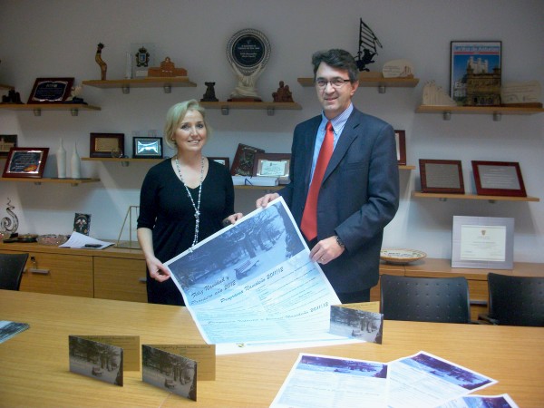 

Juan Martínez Majo y Mª Jesús Marinelli mostrando el cartel de las Navidades

