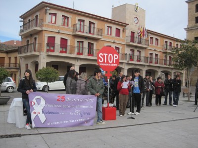 

Los alumnos del Instituto Fernando I leyendo el manifiesto

