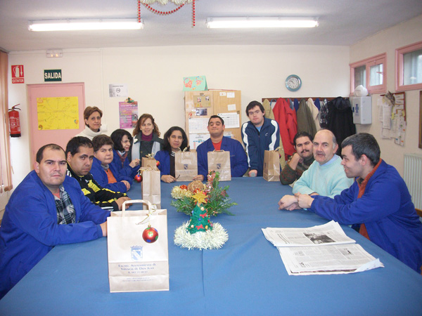 

El aula ocupacional de Asprona con la concejala de Bienestar Social
