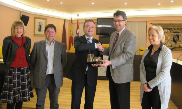 

Entrega de un recuerdo a Fernando Salguero en el Salón de Plenos del Ayuntamiento

