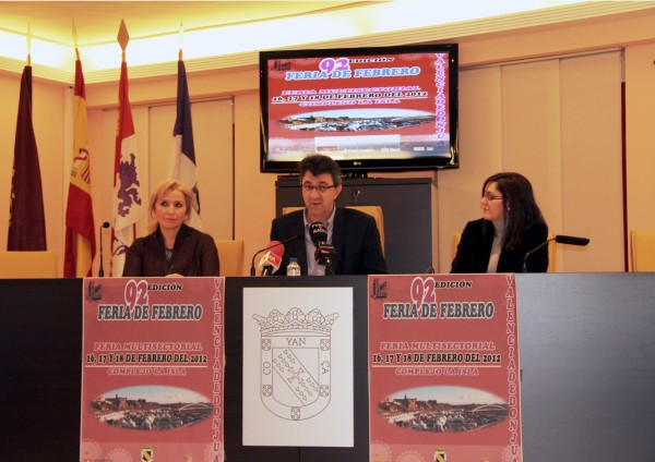 

Juan Martínez, Mª Jesús Marinelli y Magdalena García en el salón de plenos donde tuvo lugar la presentación.

