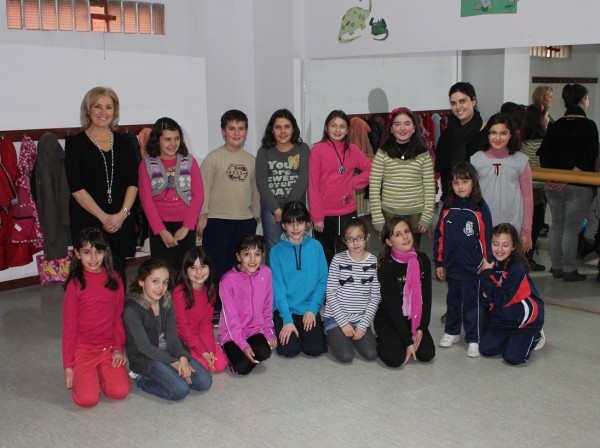

La concejala de cultura Mª Jesús Marinelli con un grupo de niños y niñas pertenecientes al Taller Provincial de Teatro

